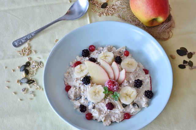 Colazione Energizzante: Ricetta del Porridge di Avena Integrale con Frutta e Noci