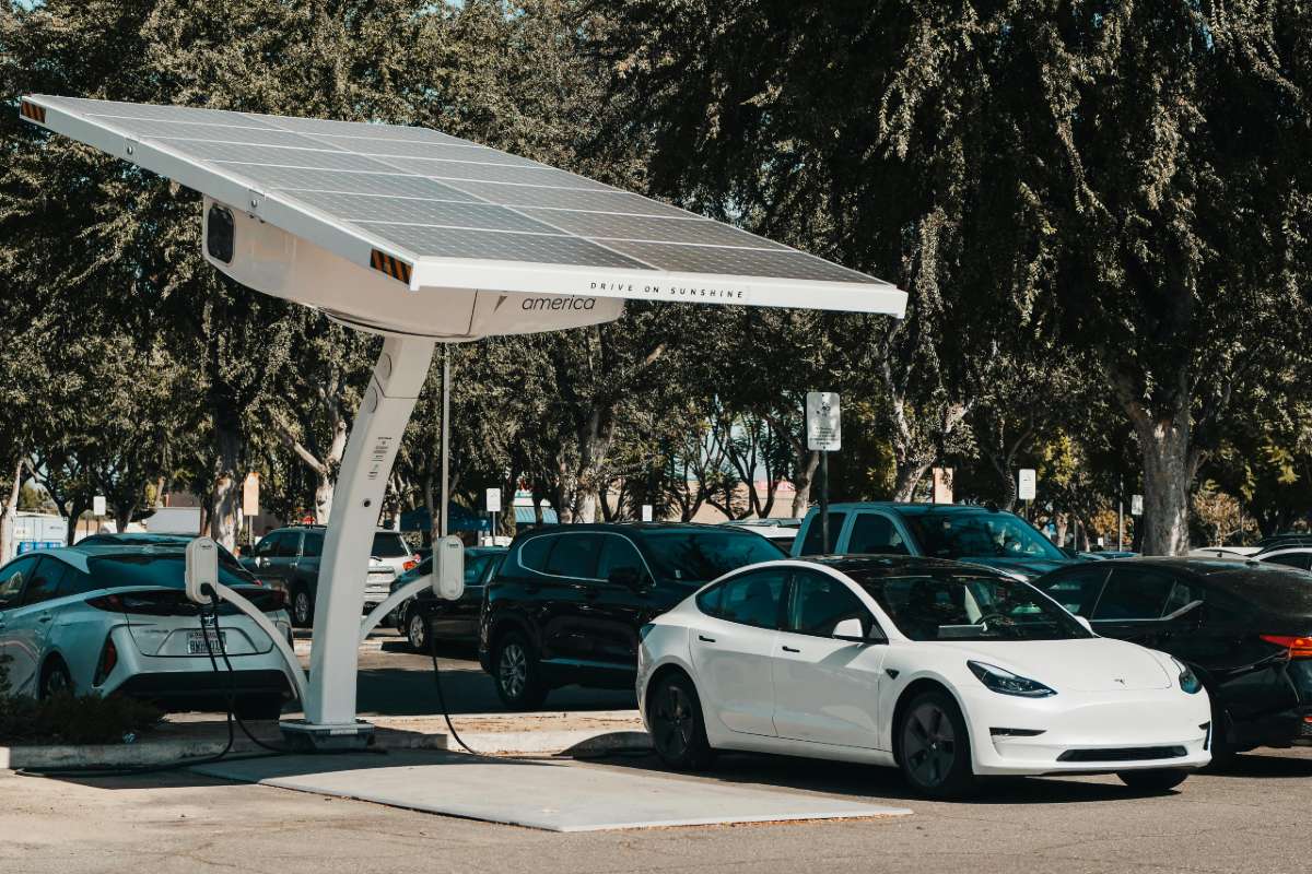 Auto elettrica e pannelli solari: l’accoppiata vincente della mobilità green